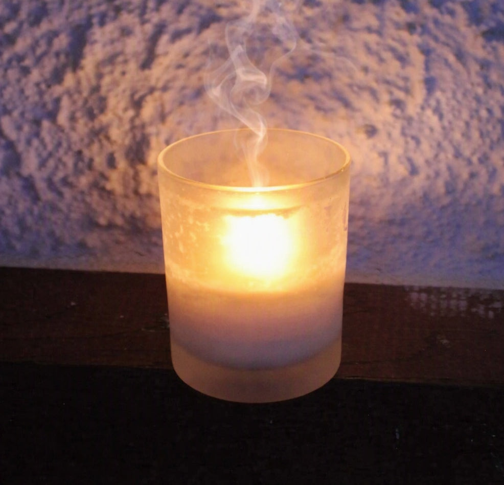 Pourquoi ma bougie fume ? Causes courantes et solutions simples