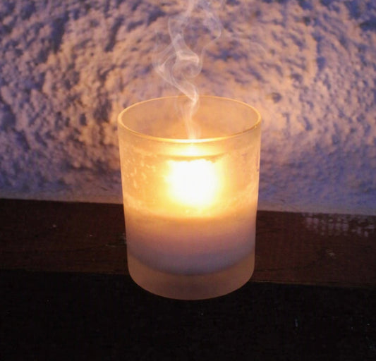 Pourquoi ma bougie fume ? Causes courantes et solutions simples